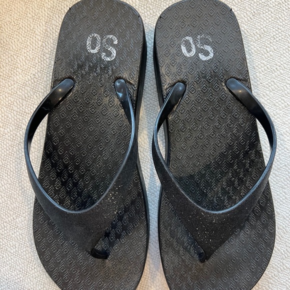 SO Black Wedge Flip Flops - Size 7/8 - Picture 2 of 3